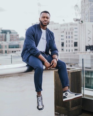 С чем носить белые кожаные высокие кеды мужчине