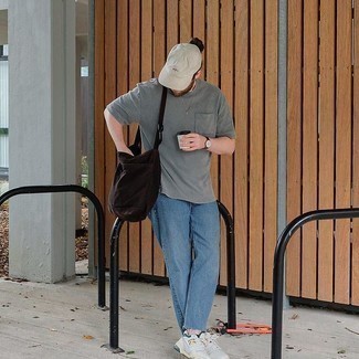 Как носить белые кожаные низкие кеды с синими джинсами мужчине