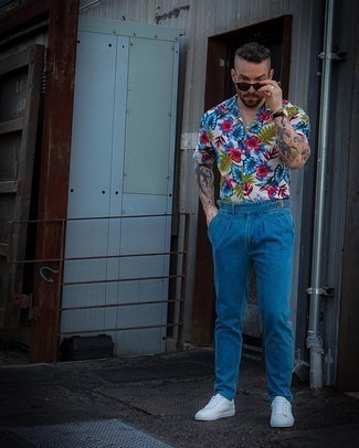 Как носить белые кожаные низкие кеды с синими джинсами мужчине