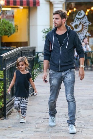 Как носить белые кожаные низкие кеды с серыми джинсами мужчине