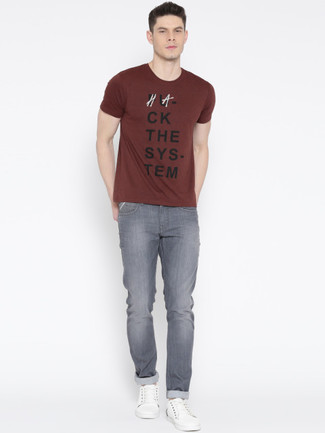 Как носить белые кожаные низкие кеды с серыми джинсами мужчине