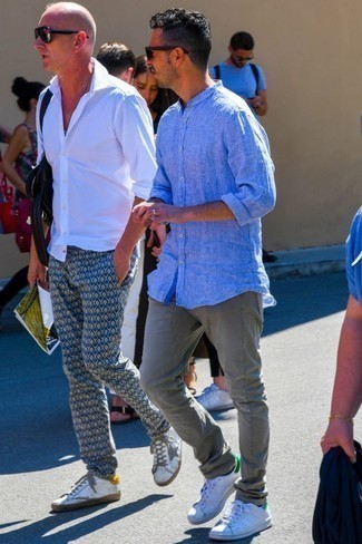 Как носить белые кожаные низкие кеды с серыми джинсами мужчине