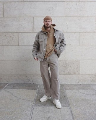 Как носить белые кожаные низкие кеды с серыми джинсами мужчине