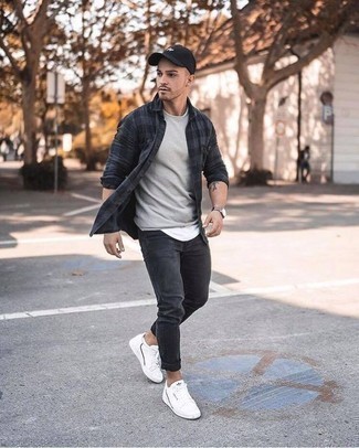 Как носить белые кожаные низкие кеды с серыми джинсами мужчине