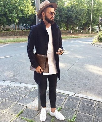 Как носить белые кожаные низкие кеды с серыми джинсами мужчине