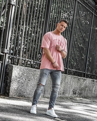 Как носить белые кожаные низкие кеды с серыми джинсами мужчине