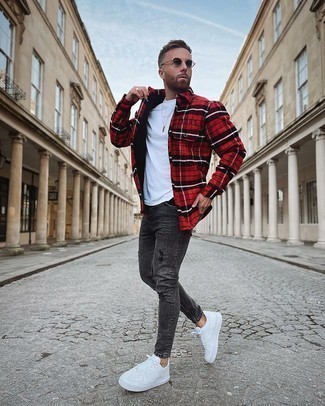 Как носить белые кожаные низкие кеды с серыми джинсами мужчине