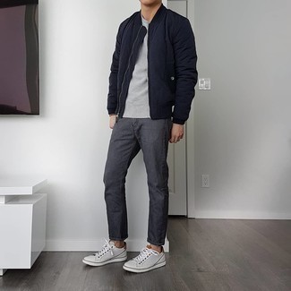 Как носить белые кожаные низкие кеды с серыми джинсами мужчине