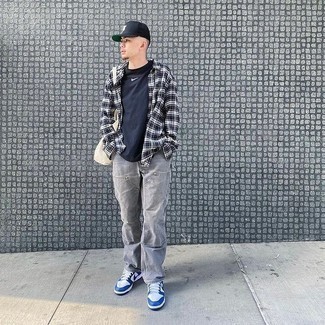 Как носить белые кожаные низкие кеды с серыми джинсами мужчине