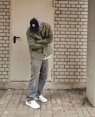 Как носить белые кожаные низкие кеды с серыми джинсами мужчине