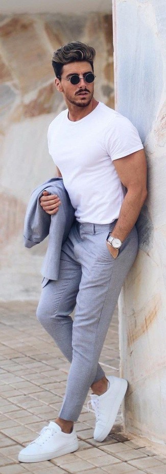 Как носить белые кожаные низкие кеды с серым костюмом