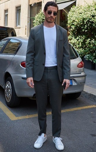 Как носить белые кожаные низкие кеды с серым костюмом