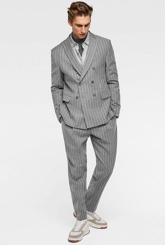 Как носить белые кожаные низкие кеды с серым костюмом