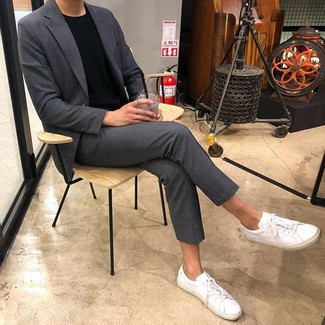 Как носить белые кожаные низкие кеды с серым костюмом