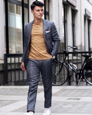 Как носить белые кожаные низкие кеды с серым костюмом