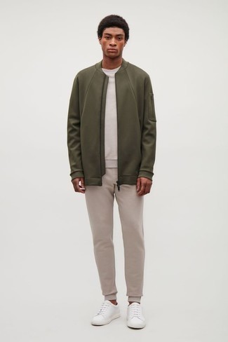 С чем носить белые кожаные низкие кеды мужчине