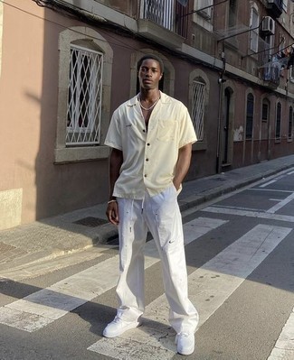 С чем носить белые кожаные низкие кеды мужчине