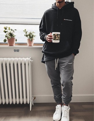 С чем носить белые кожаные низкие кеды мужчине