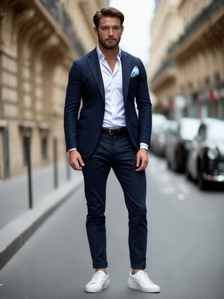 Как носить белые кожаные низкие кеды с темно-синим пиджаком мужчине