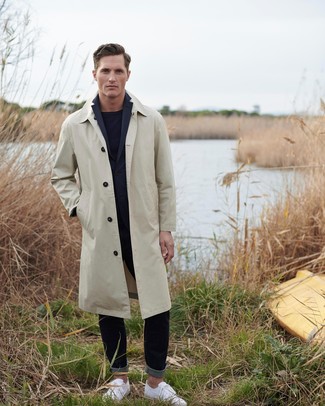 Как носить белые кожаные низкие кеды с темно-синим пиджаком мужчине