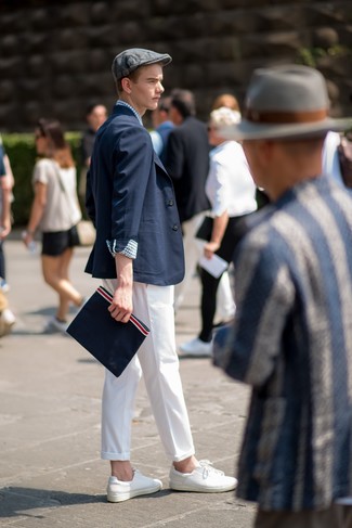 Как носить белые кожаные низкие кеды с темно-синим пиджаком мужчине