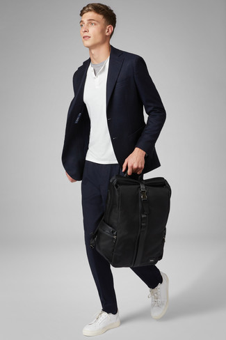 Как носить белые кожаные низкие кеды с темно-синим пиджаком мужчине