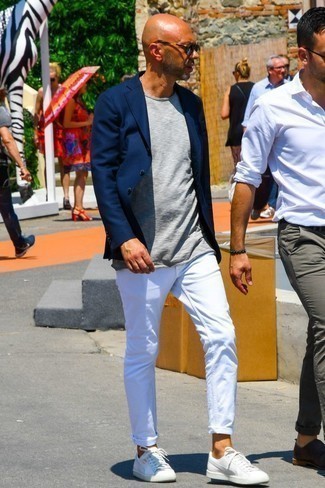 Как носить белые кожаные низкие кеды с темно-синим пиджаком мужчине