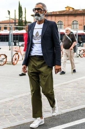 Как носить белые кожаные низкие кеды с темно-синим пиджаком мужчине