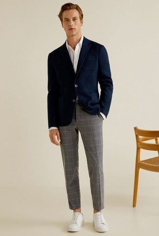 Как носить белые кожаные низкие кеды с темно-синим пиджаком мужчине