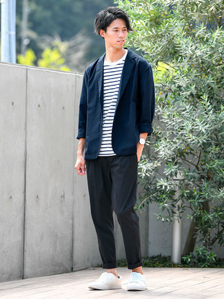 Как носить белые кожаные низкие кеды с темно-синим пиджаком мужчине