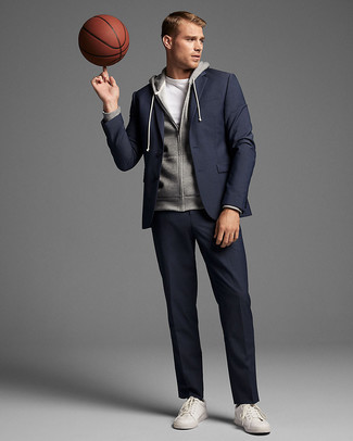 Как носить белые кожаные низкие кеды с темно-синим костюмом