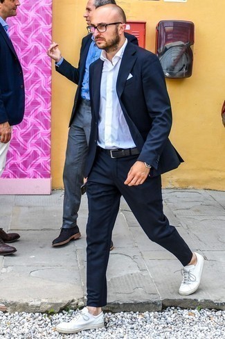 Как носить белые кожаные низкие кеды с темно-синим костюмом