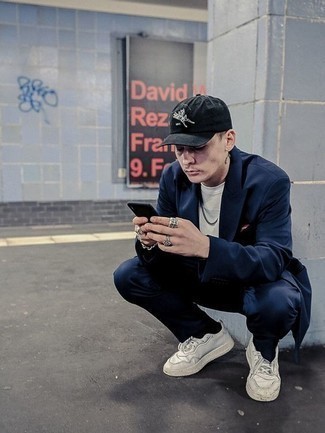 Как носить белые кожаные низкие кеды с темно-синим костюмом