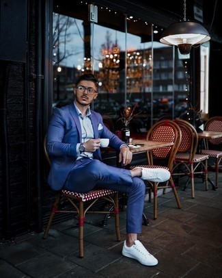 Как носить белые кожаные низкие кеды с темно-синим костюмом