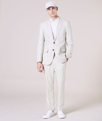 Как носить белые кожаные низкие кеды с белым костюмом