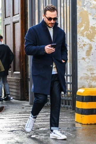 Как носить белые кожаные низкие кеды с белой водолазкой мужчине