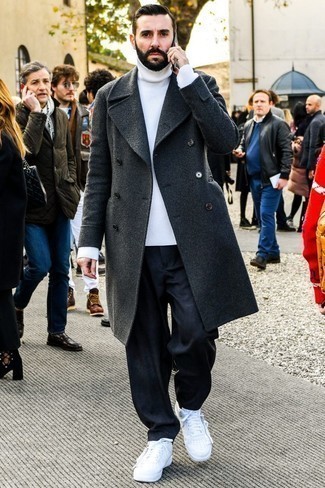 Как носить белые кожаные низкие кеды с белой водолазкой мужчине