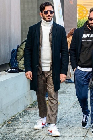 Как носить белые кожаные низкие кеды с белой водолазкой мужчине