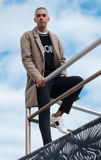 Как носить белые кожаные низкие кеды с белой водолазкой мужчине