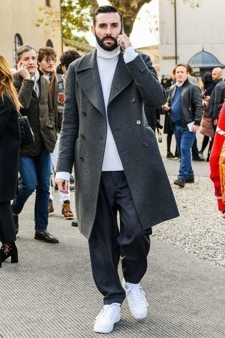 Как носить белые кожаные низкие кеды с белой водолазкой мужчине