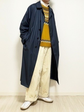 Как носить белые кожаные низкие кеды с белой водолазкой мужчине