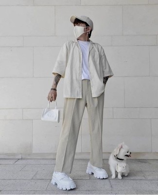 С чем носить белую кожаную сумку почтальона