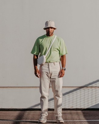 С чем носить белую кожаную сумку почтальона