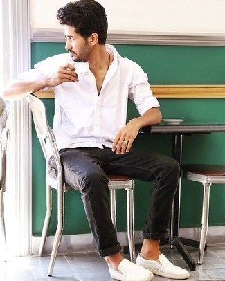 С чем носить белые кожаные слипоны мужчине