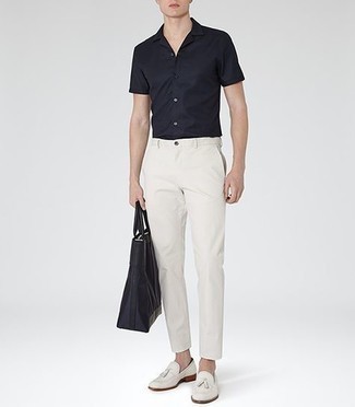 С чем носить белые кожаные лоферы с кисточками