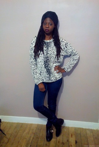 Как носить белый свитер с круглым вырезом с леопардовым принтом с черными кожаными ботильонами