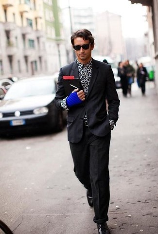 С чем носить белую рубашку с длинным рукавом с леопардовым принтом мужчине