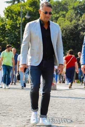 Как носить белый льняной пиджак с темно-серыми джинсами мужчине
