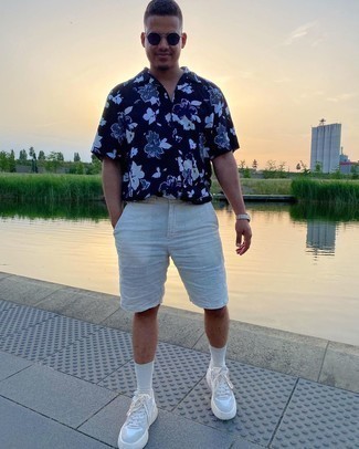 С чем носить белые льняные шорты мужчине