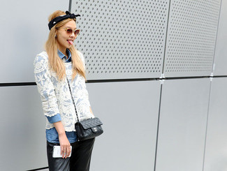 С чем носить белую блузку с длинным рукавом